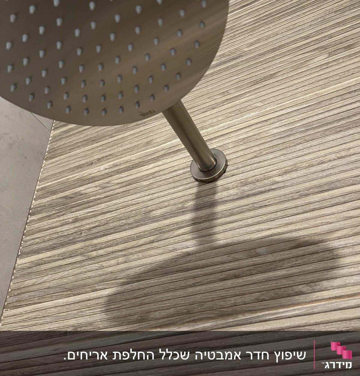 ראש מקלחת מותקן על קיר עם אריחים